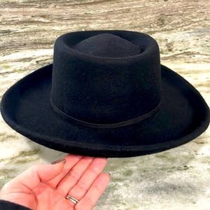 Black hat never worn, has tags. Adjustable on inside